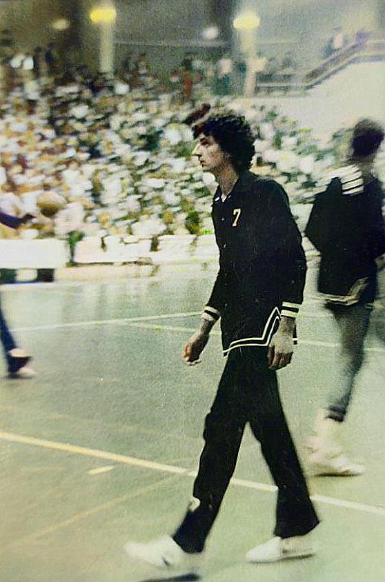 RADOVAN RADULOVIĆ, danas uspješni menadžer, kao 20. godišnjak u proljeće 1980. iz KK Iskre (Danilovgrad) prešao u Budućnost — izborio status prvotimca — pamti da je američki trener, Wichite održao u „Morači” treninge s košarkašima Budućnosti