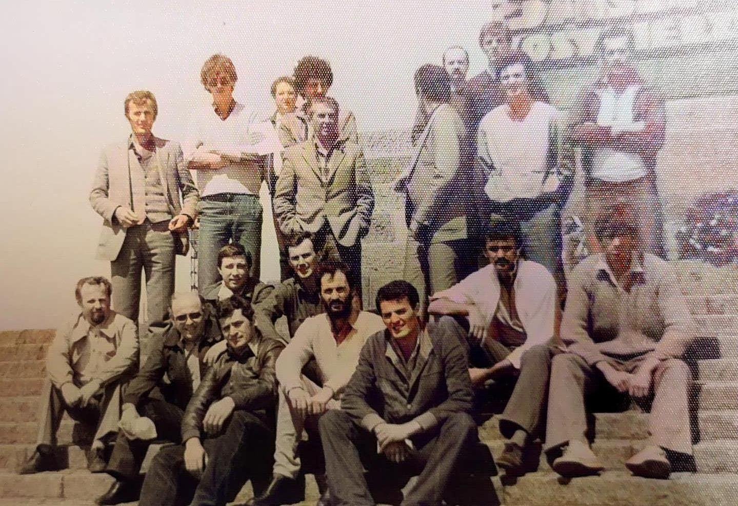 Sa trenerom Rusmirom Halilovićem, igrači Budućnosti, sredinom 1980. dobili nagradu jer su izborili prvu ligu: putovanje na turneju u Poljsku. Na slici, boravak u Gdanjsku. Foto: Privatna arhiva