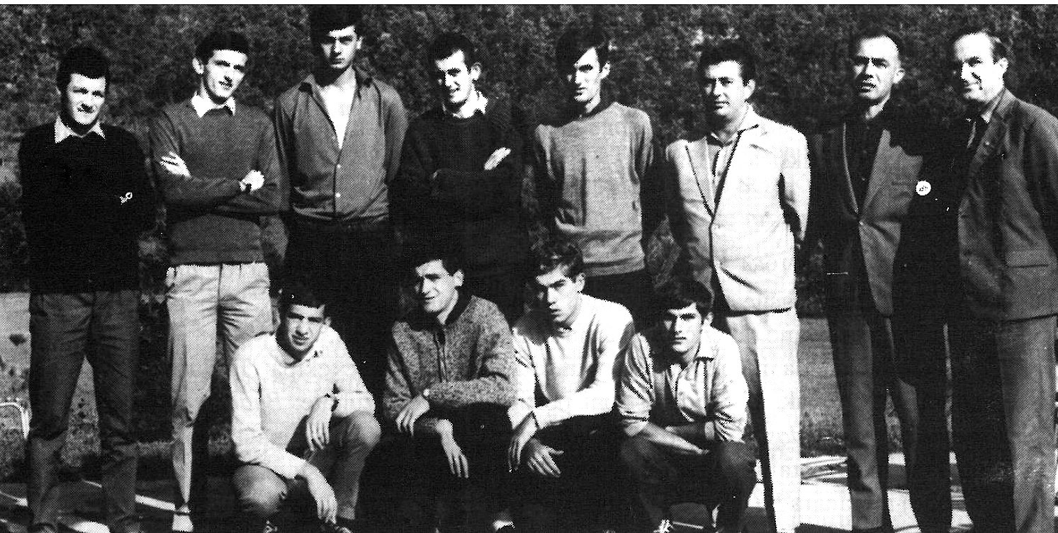 Ponikao u Budućnosti, reprezentativac Crne Gore na međurepubličkom turniru. Afirmisao se u Beogradu, reprezentativac SFRJ od 1970. do 1974 godine. Na slici, iz 1965, sa ekipom Budućnosti treći s lijeva stoji ŽARKO KNEŽEVIĆ. Foto: Privatna arhiva