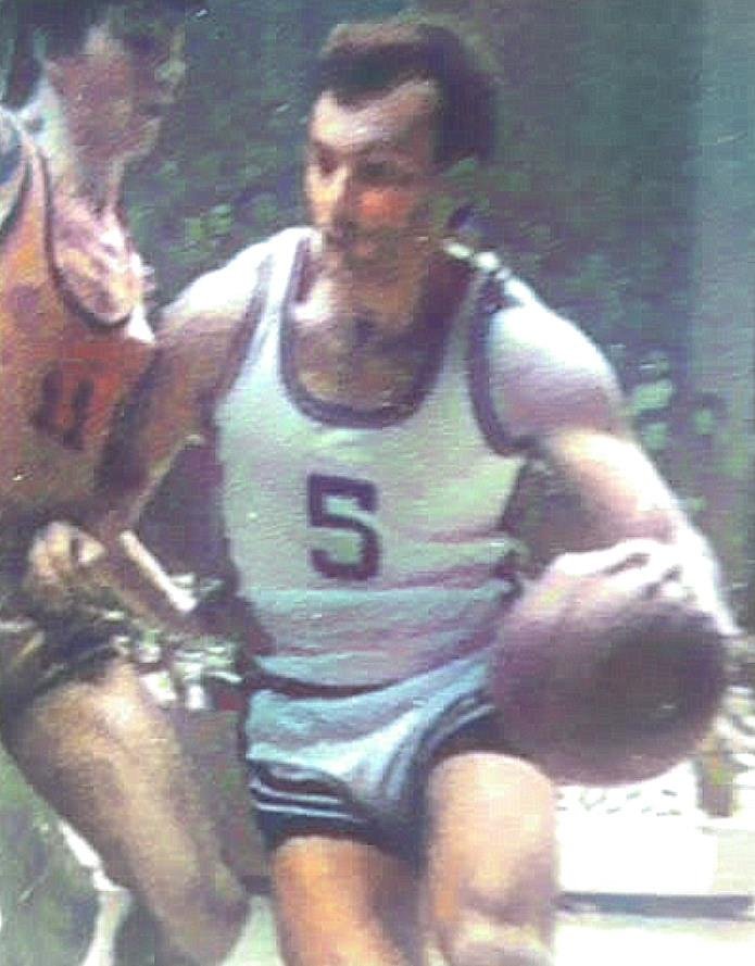 Ne samo procjene uoči 37. košarkaškog prvenstva SFRJ obeshrabrujuće za crnogorskoga prvoligaša, nego je i žrijeb nenaklonjen: prva tri kola išao uzastopno baš na najjače ekipe, Cibonu, Partizan, Bosnu… Na slici, DRAGAN IVANOVIĆ, kapiten