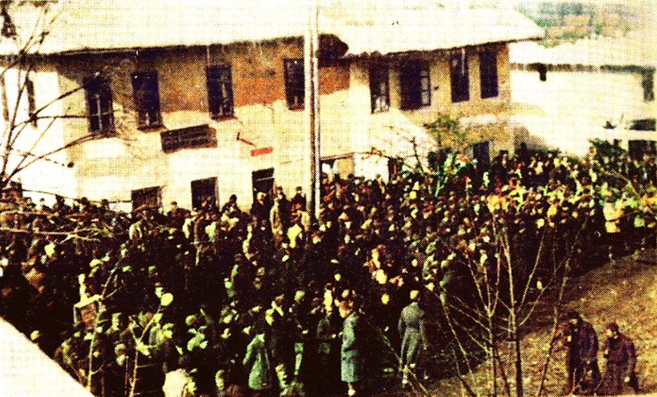 Berane, 25. februar 1944. – borci novoformirane 8. crnogorske udarne brigade ispred zgrade narodnooslobodilačkog odbora