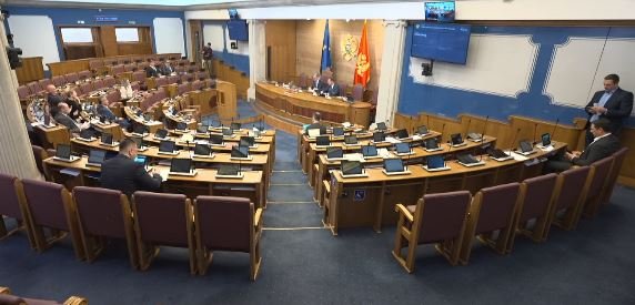 Vuković-Kuč: Predmeti koji su fiokama drže ovu vlast na okupu; Drakić: Nema nikakvih slučajeva u fiokama