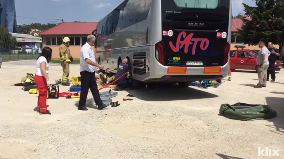 Sarajevski vatrogasci spasili migranta koji se zavukao ispod autobusa