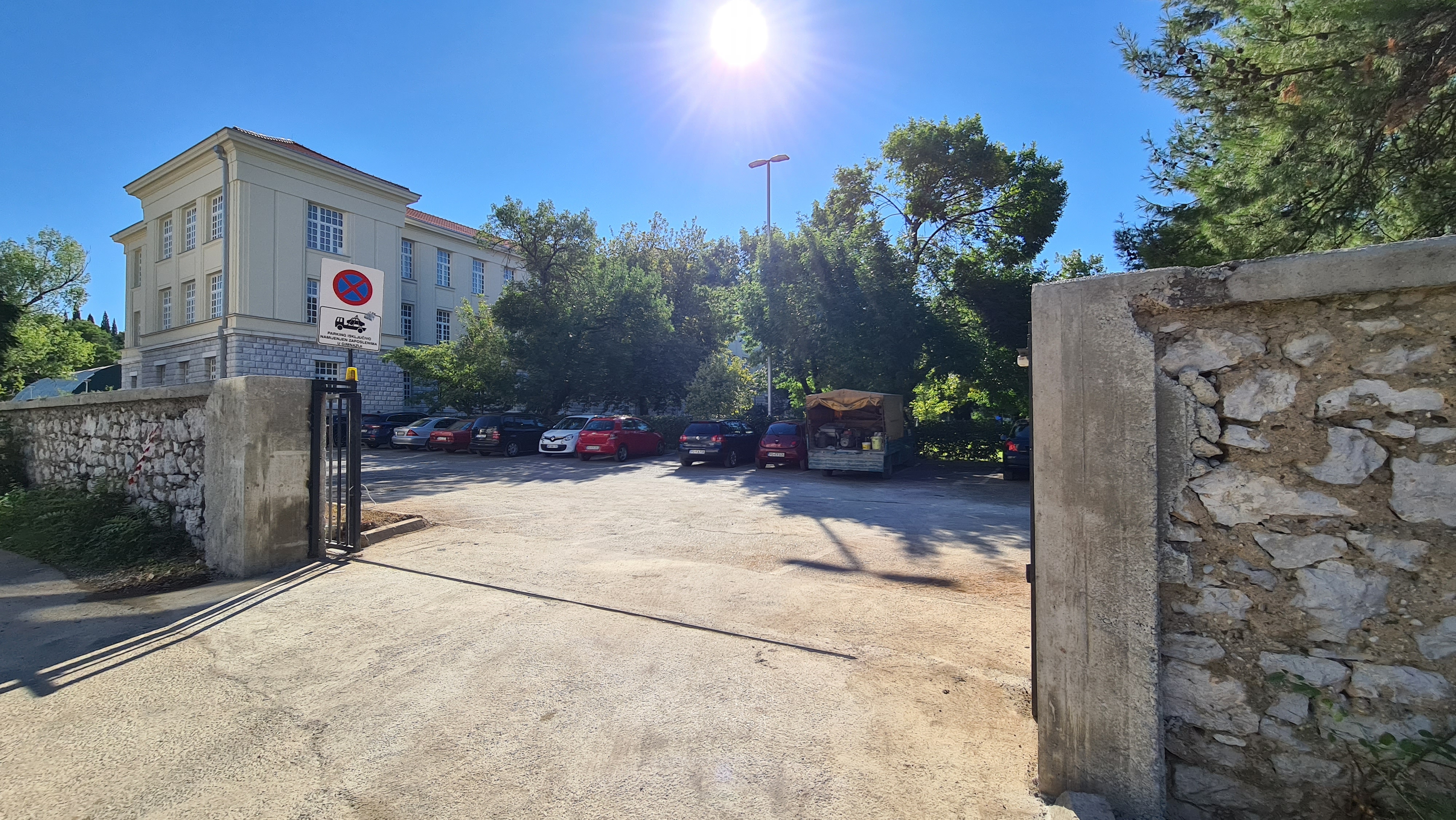 Novi ulaz u dvorište gimnazije Slobodan Škerović