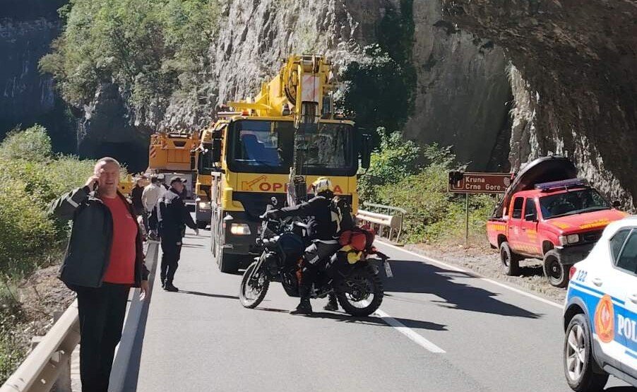 Platije: Obustava saobraćaja, izvlače vozilo koje je sletjelo u provaliju