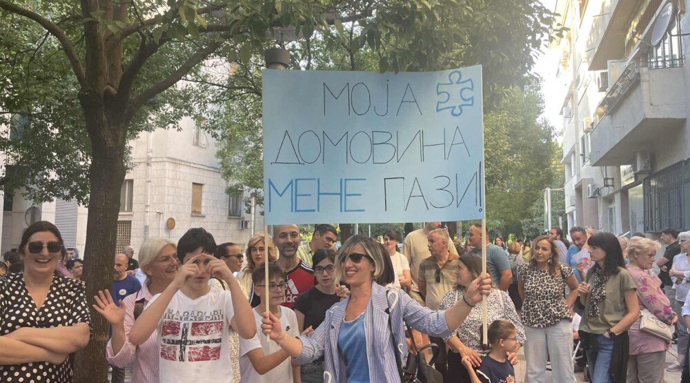 Roditelji djece sa autizmom na protestu zatražili ostavku ministra Gutića, određivanje lokacije za dnevni centar, novi zakon