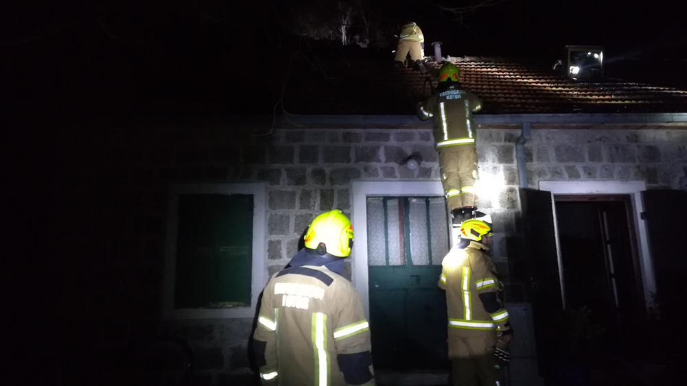 Kotor: Zapalio se krov kuće