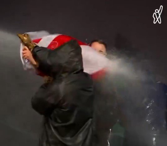 (VIDEO) U Gruziji nastavljeni antivladini protesti: Demonstrante rastjeruju vodenim topovima