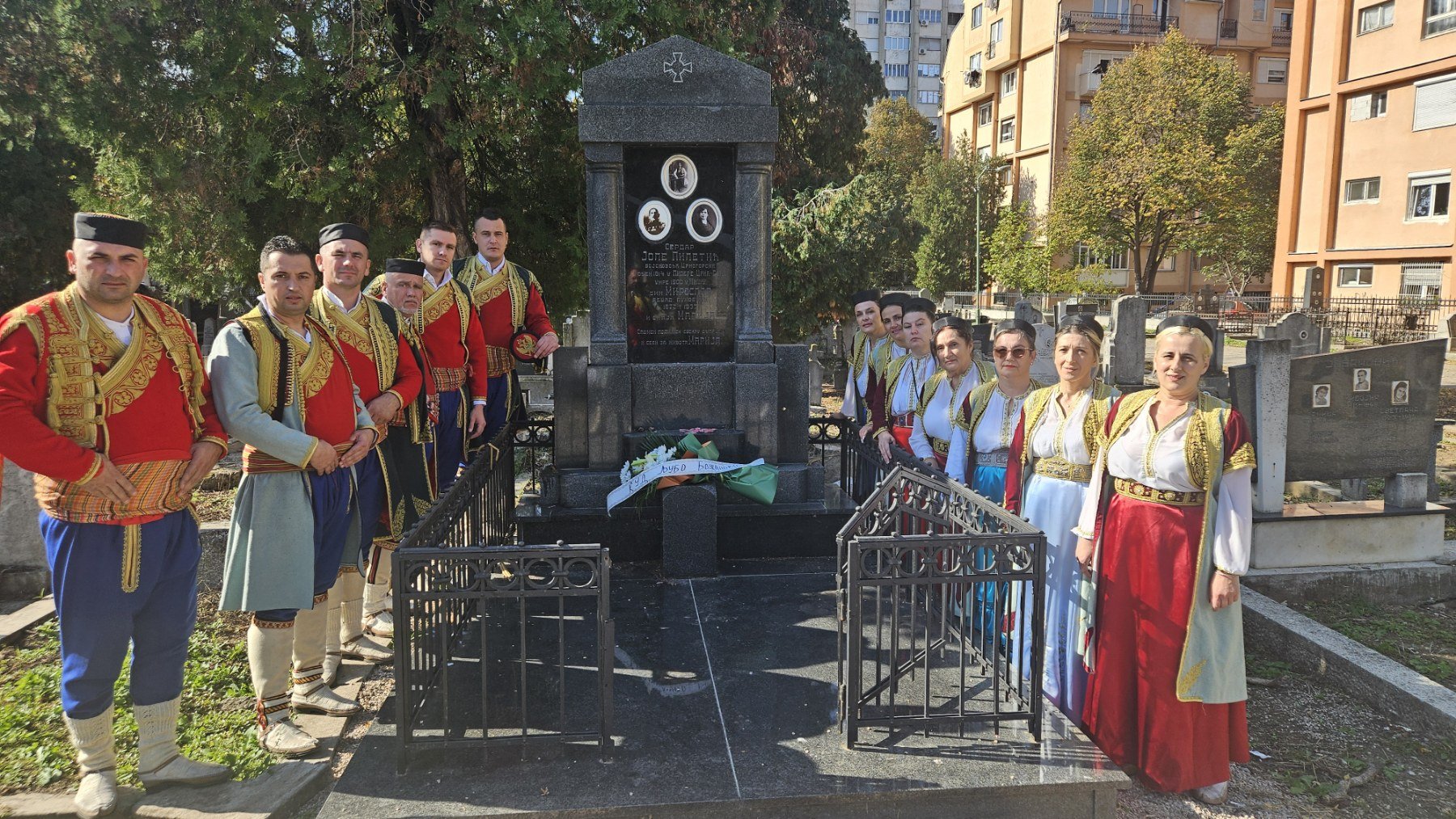 KUD "Ljubo Božanović"  na grobu Jola Piletića