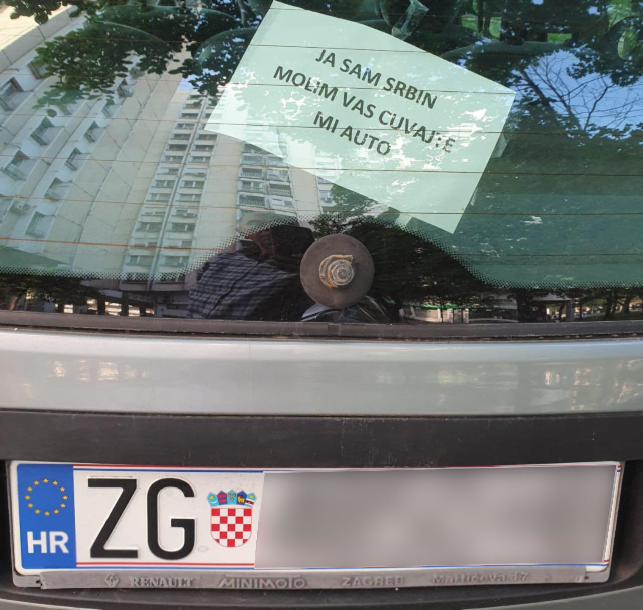 Čitaoci šalju: Poruka na automobilu - Ja sam Srbin, čuvajte mi auto...