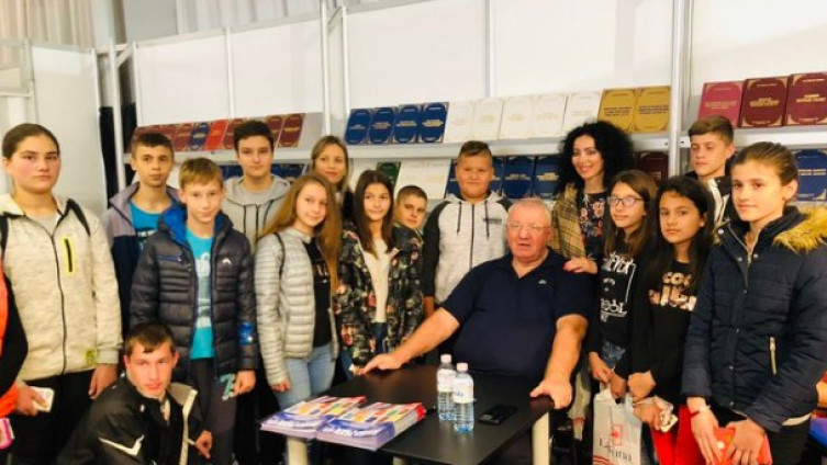 Šešelj djeci na Sajmu knjiga u Beogradu: Ajde četnici, brzo, svi zajedno