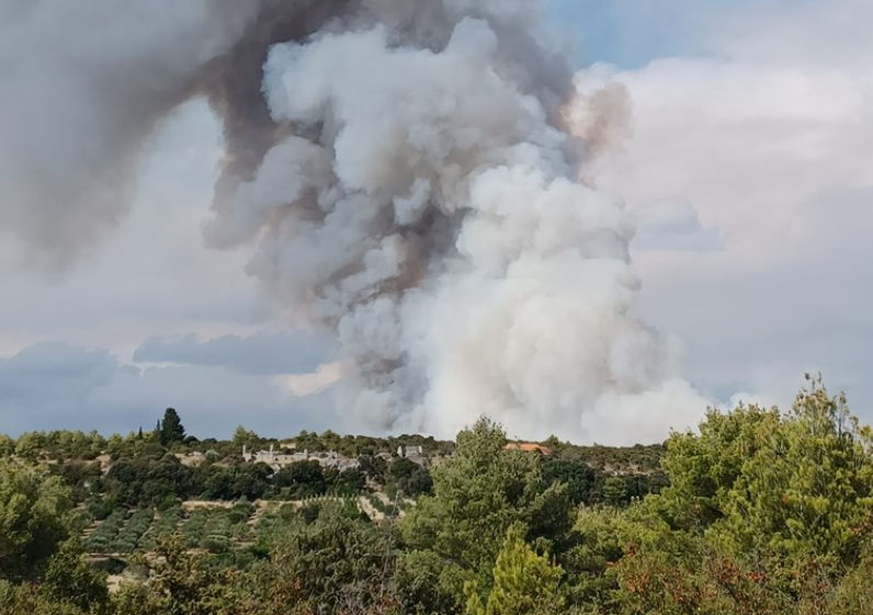 Ogroman požar u Dalmaciji: Saobraćaj obustavljen i struja ugašena u mnogim mjestima