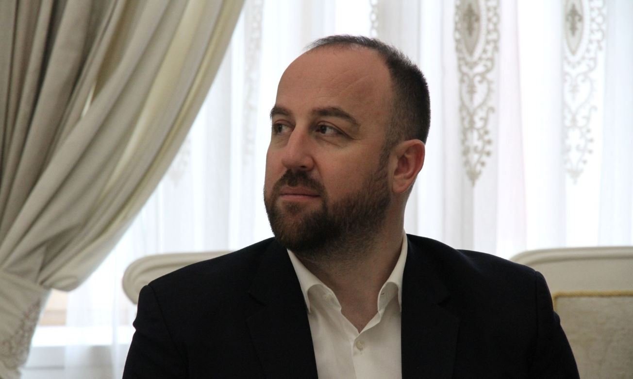 Nikolić: Mandić zbog vlasti spreman da pozira ispod američke i NATO zastave, natjerao ministre da se prave mrtvi kad Vlada imenuje ambasadora na Kosovu