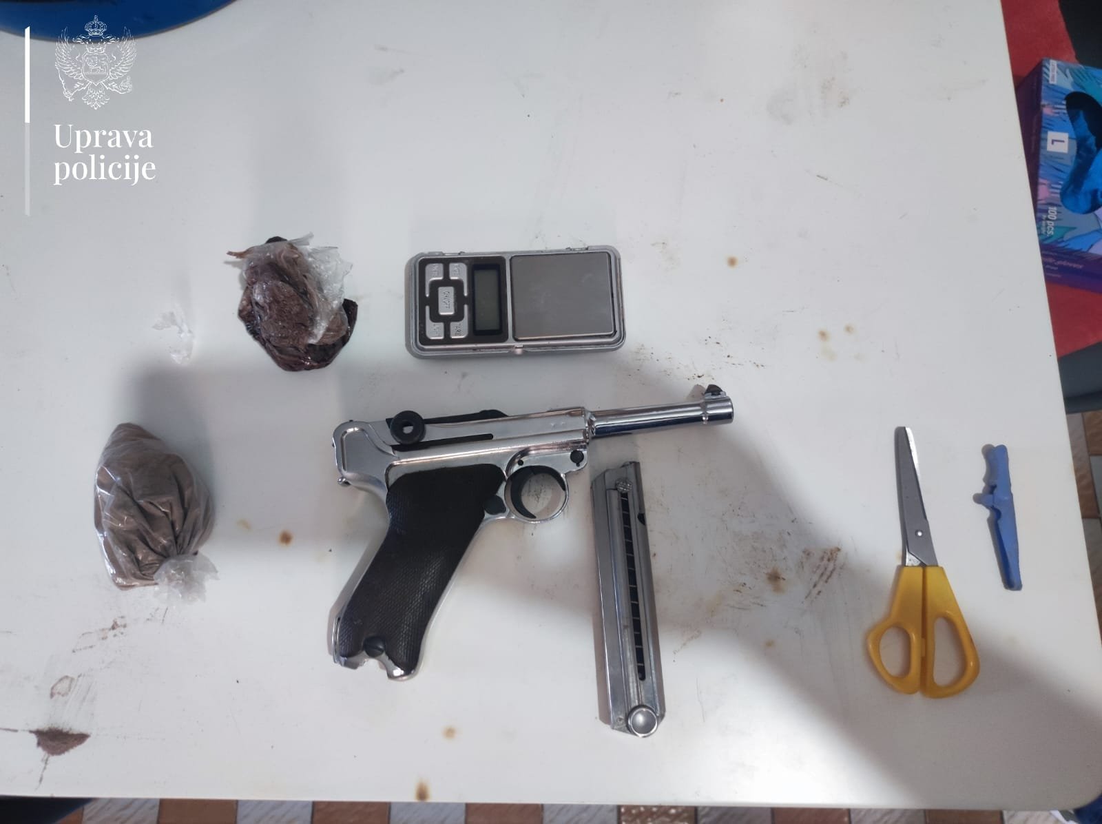 Uhapšene dvije osobe: Pretresom pronađen heroina, kokain, novac i pištolj