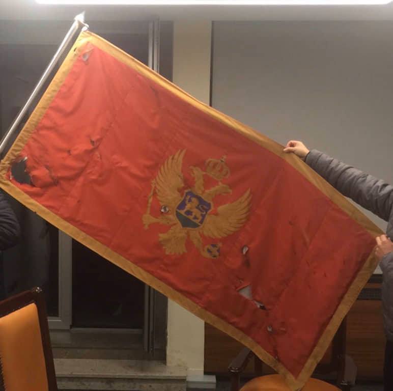 Crnogorski sportisti: Osuđujemo skrnavljenje crnogorske zastave