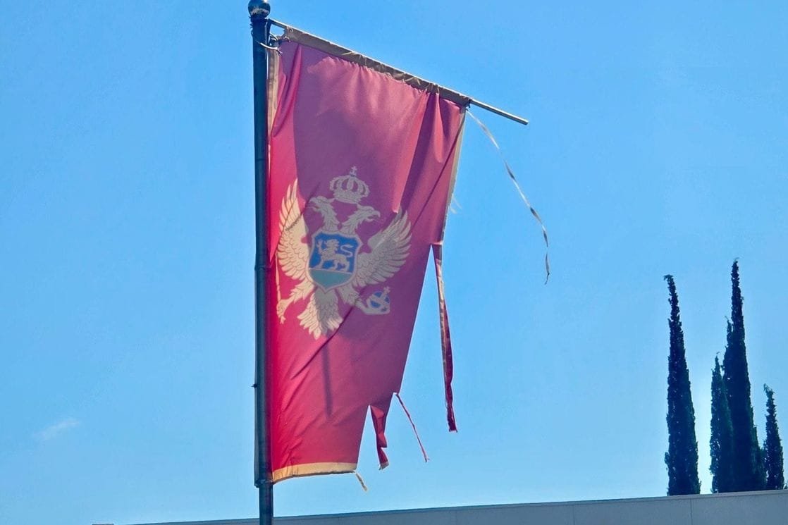 Pocijepana crnogorska zastava na Debelom brijegu