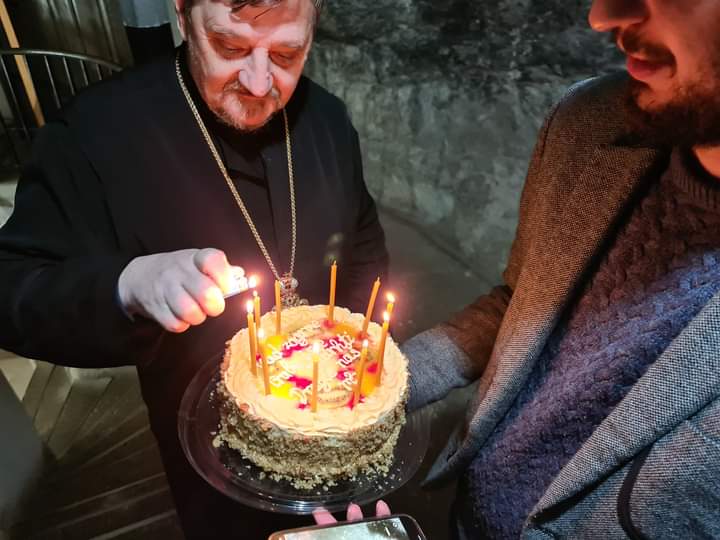 Svetogrđe u Ostrogu? Srpski sveštenik pali crkvene svijeće u torti sa stihovima pjesme Cece Veličković