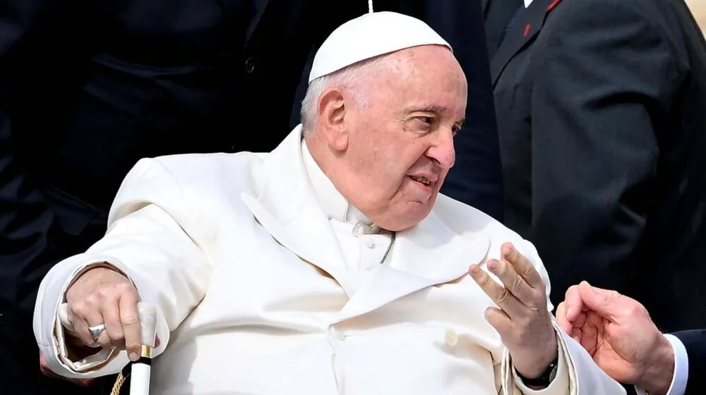 Vatikan saopštio da se papa Franjo oporavlja i obavlja dio dužnosti iz bolnice