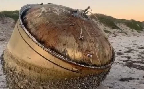 Misteriozni objekat isplivao na plažu u Australiji: Policija izdala upozorenje građanima da se ne približavaju