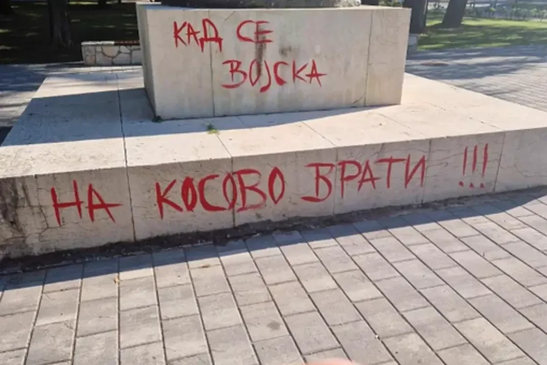 Podgorica: Na Njegoševom spomeniku ispisan ratnohuškački grafit "Kad se vojska na Kosovo vrati"