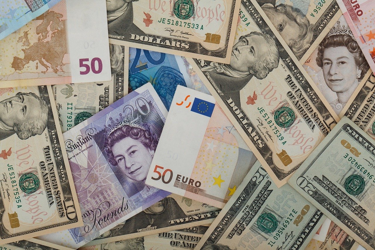 Dolar nastavlja silazni trend, euro stabilan, zlato i nafta bilježe blage korekcije