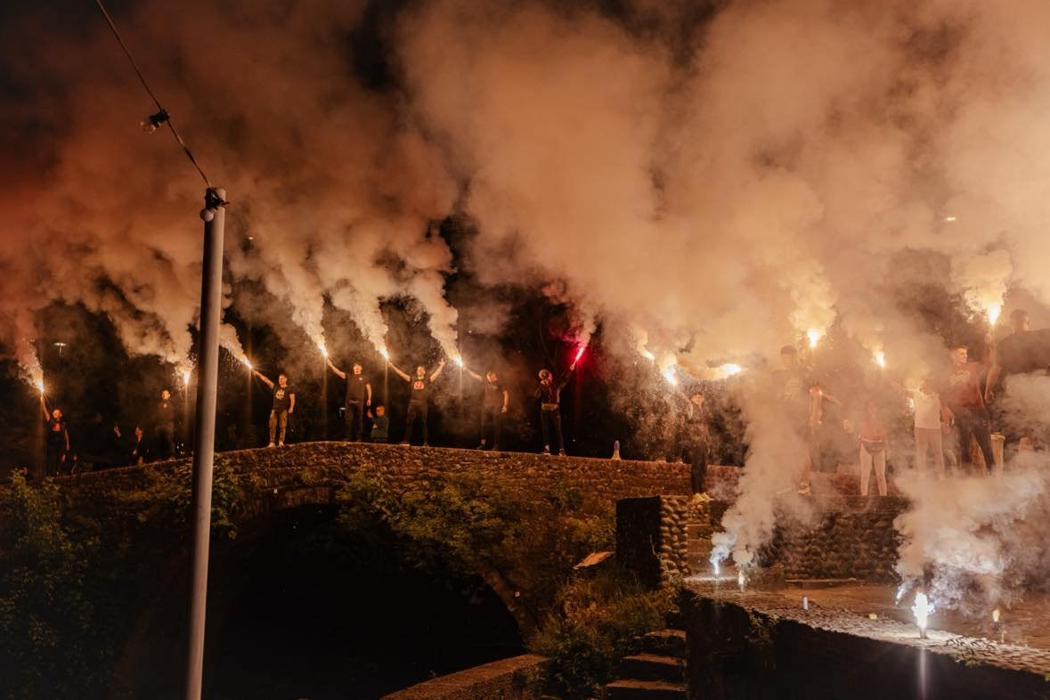 Pogledajte snimke i fotografije: Bakljada crnogorskih navijača u Podgorici