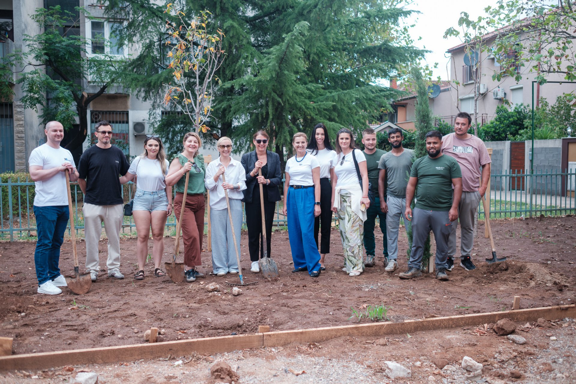 Džada u zelenoj misiji „DžFF GO GREEN“ : Podgorica zelenija za šest sadnica čempresa i pinjole