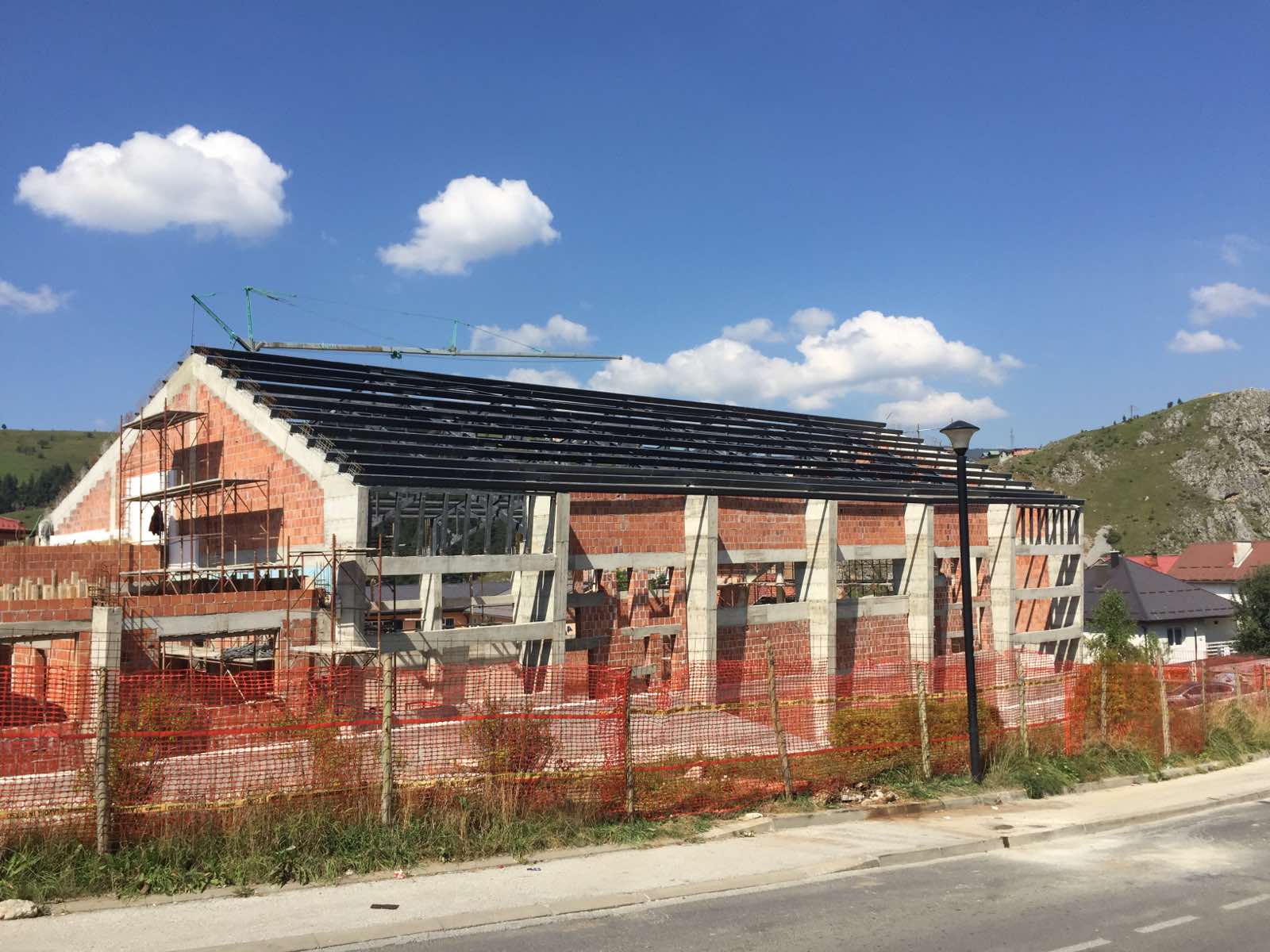 Izgradnja sportskog objekta za dvije škole u Rožajama stigla do krova