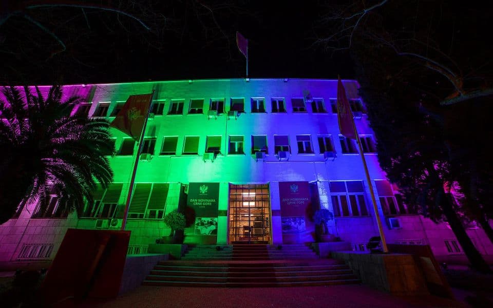 Zgrada Skupštine osvijetljena raznim bojama