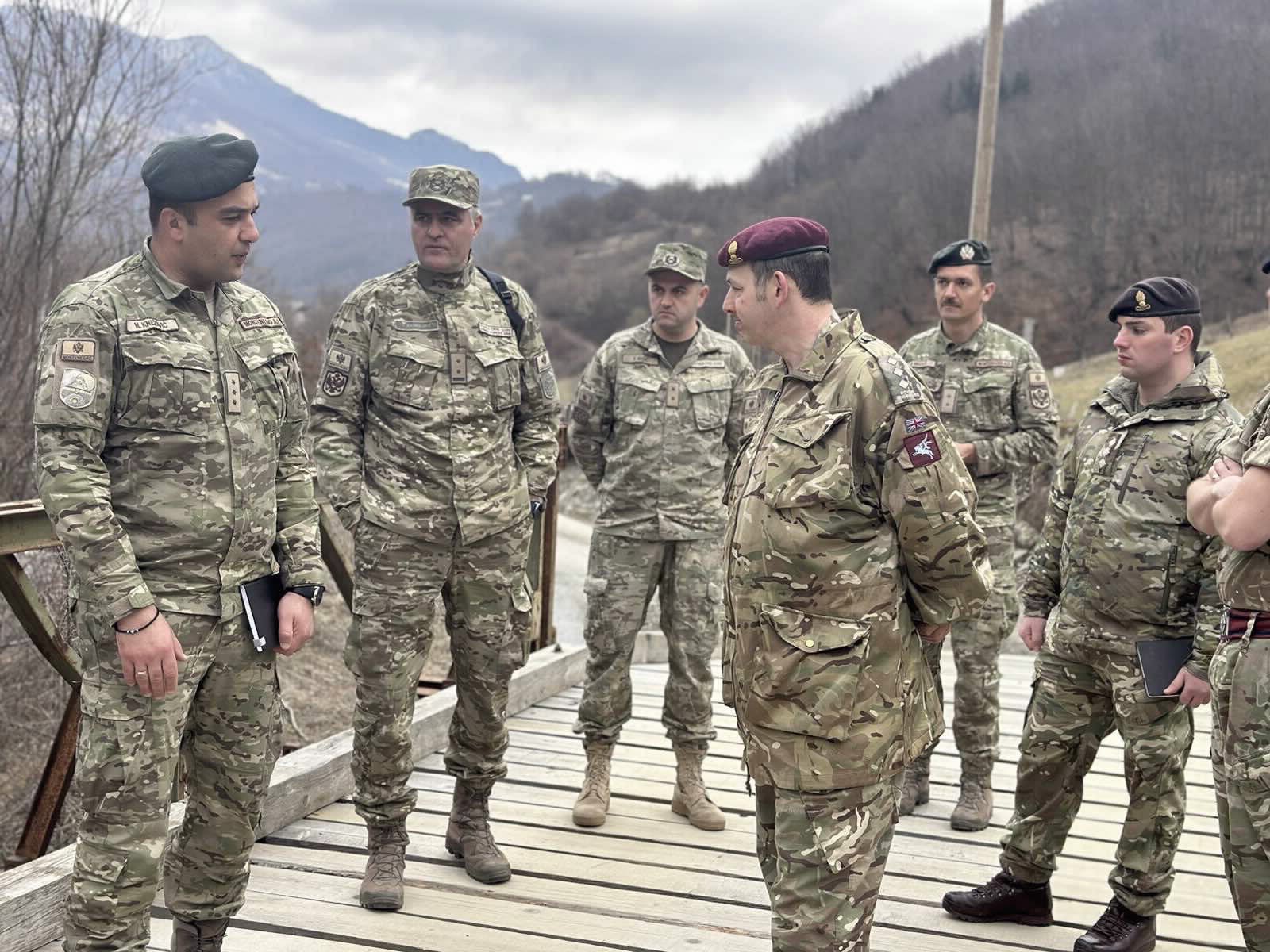 Crnogorski sa britanskim vojnim inžinjerima