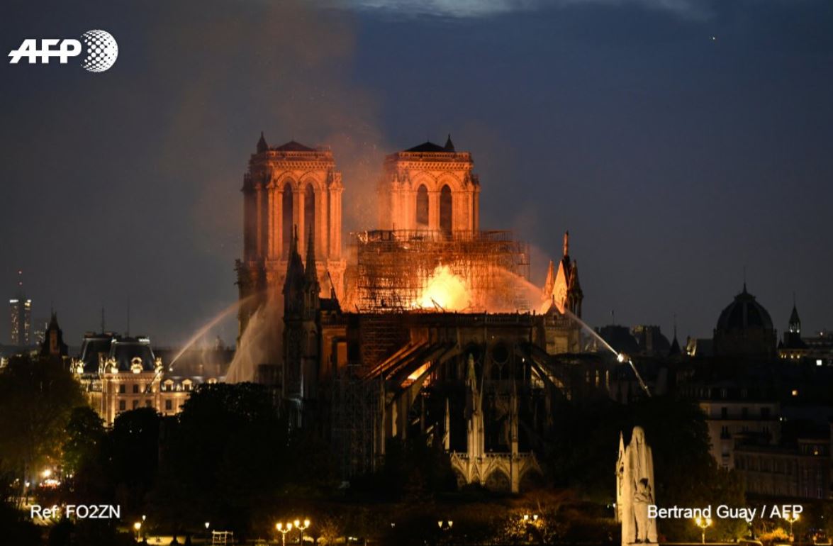 I dalje gori katedrala Notre Dame, glavna konstrukcija biće sačuvana