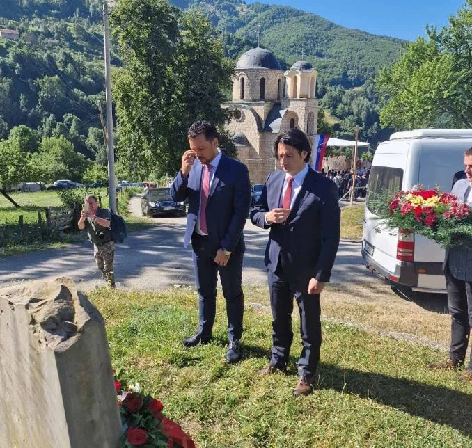Delegacija Vlade položila vijenac u Velici: Nevine žrtve svih ratnih dešavanja 20. vijeka se ne smiju zaboraviti
