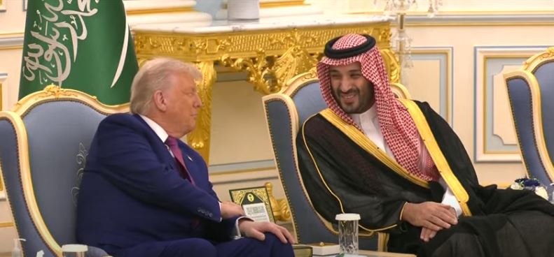 Tramp uz pratnju borbenih aviona stigao u Saudijsku Arabiju