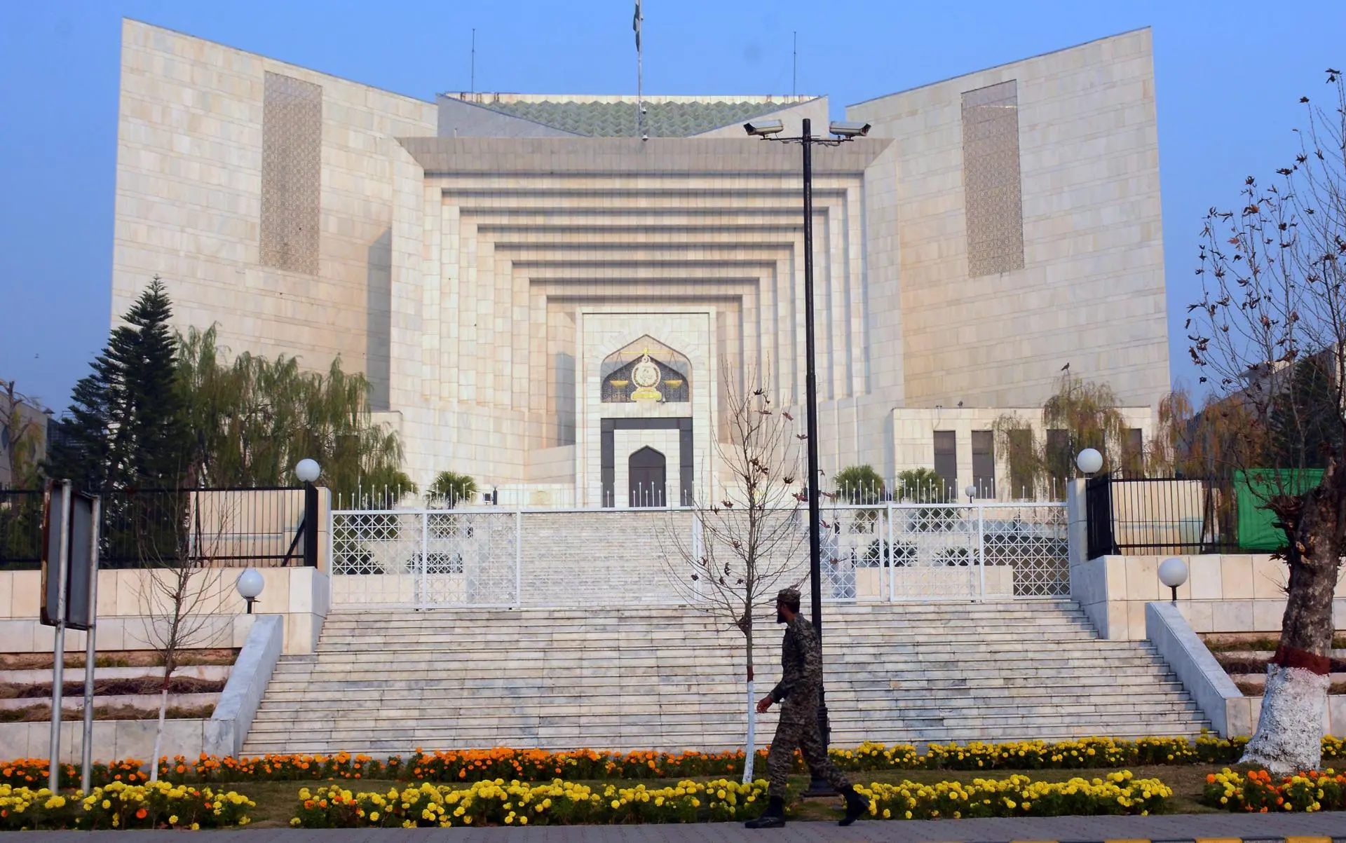 Vrhovni sud Pakistana zasijeda nakon što je dvoje sudija podnijelo ostavku zbog „teškog napada na ustav“