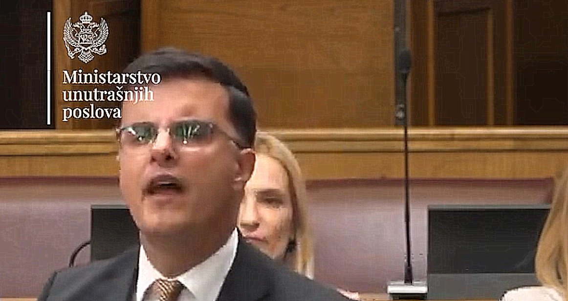 Fotkao Joanikija… Šaranović potpisao još jedno državljanstvo za strance iz Crkve Srbije