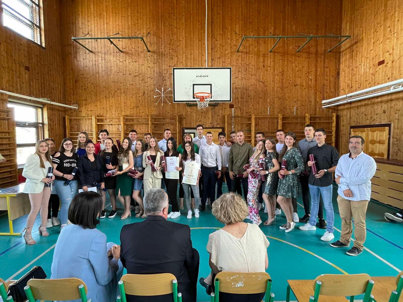 Uručene nagrade žabljačkim maturantima, đaci generacije Milica Vojinović i Gorana Šamšal
