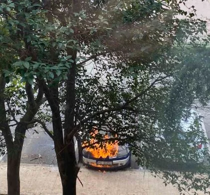 Pogledajte kako gori automobil na Starom Aerodromu