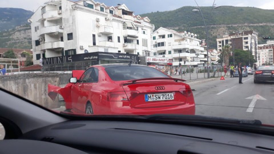 Saobraćajna nezgoda u Budvi, automobil se zabio u zid