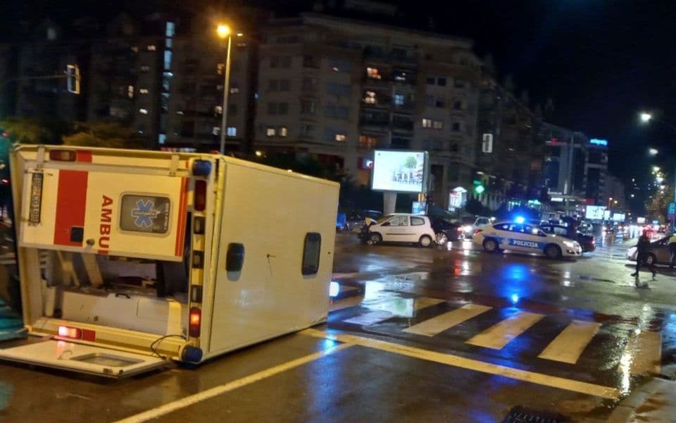 Podgorica: Prevrnulo se vozilo Hitne pomoći, jedna osoba povrijeđena