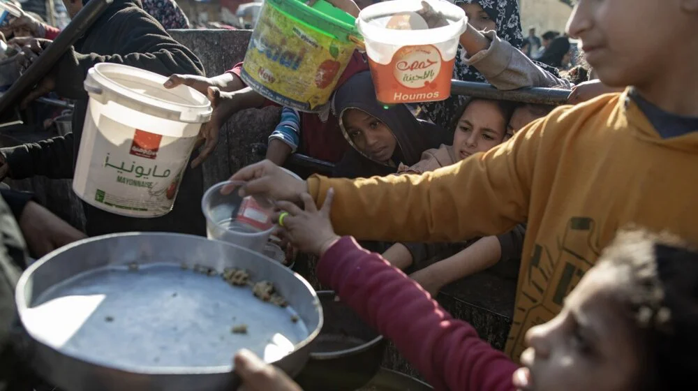 Palestinski Crveni polumjesec: Petoro ljudi stradalo u metežu u Gazi kad je stigla hrana
