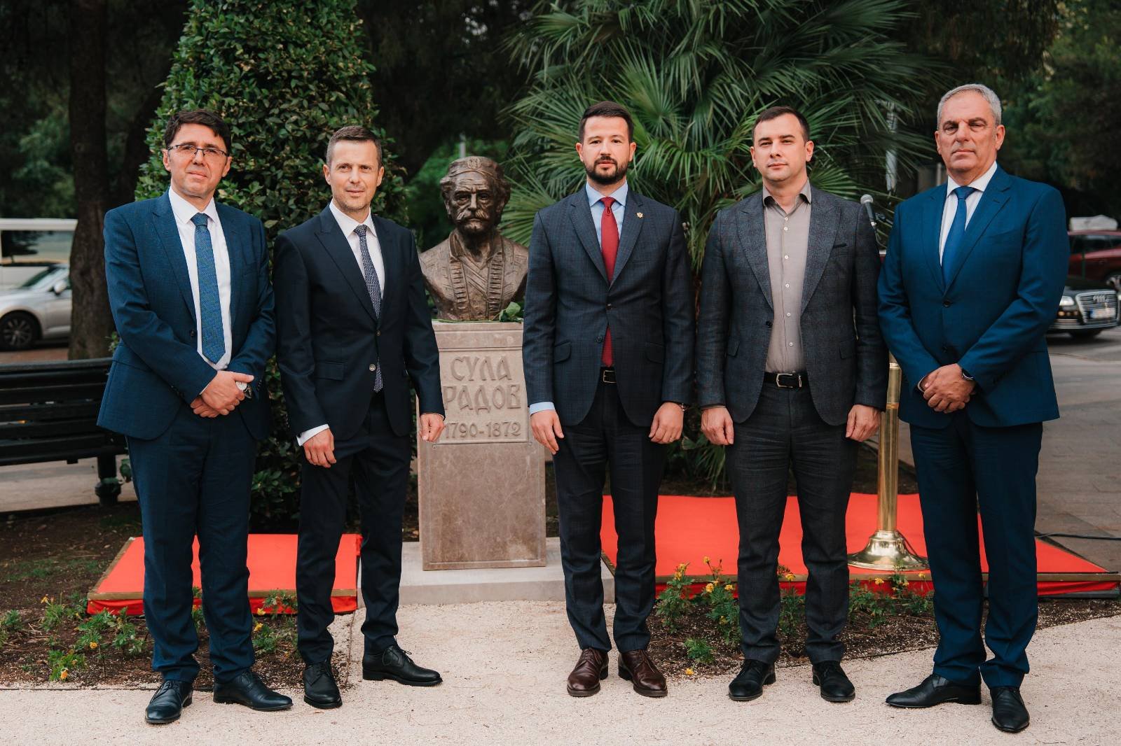 Milatović na otkrivanju spomen-biste Suli Radovom: Dužnost da afirmišemo ličnosti koje su živjele vrijednosti