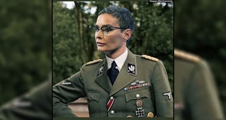 Predsjednica Savjeta za kontrolu medija u Srbiji u nacističkoj uniformi