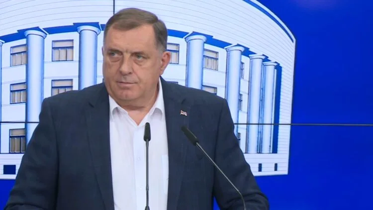 Dodik nazvao visokog predstavnika Šmita "potomkom fašista" i poručio da nosi Memorijalni centar sa sobom