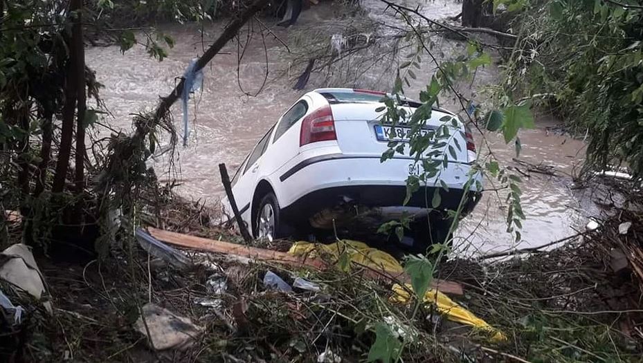 Vanredno stanje u Tešnju: U nevremenu poplavljeni objekti i putevi, 17 evakuisanih
