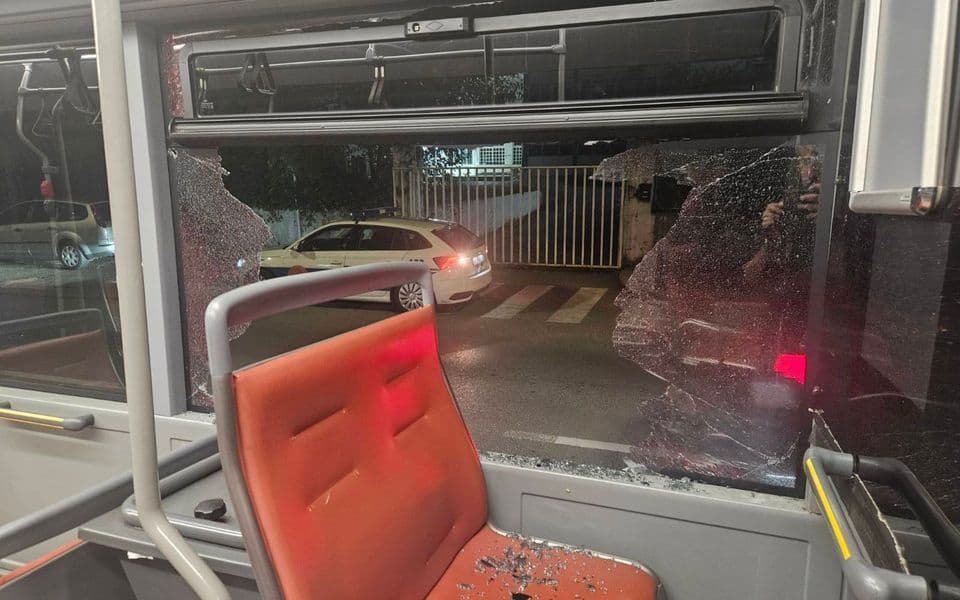 Podgorica: Kamenovan autobus Gradskog prevoza dok su putnici bili u njemu