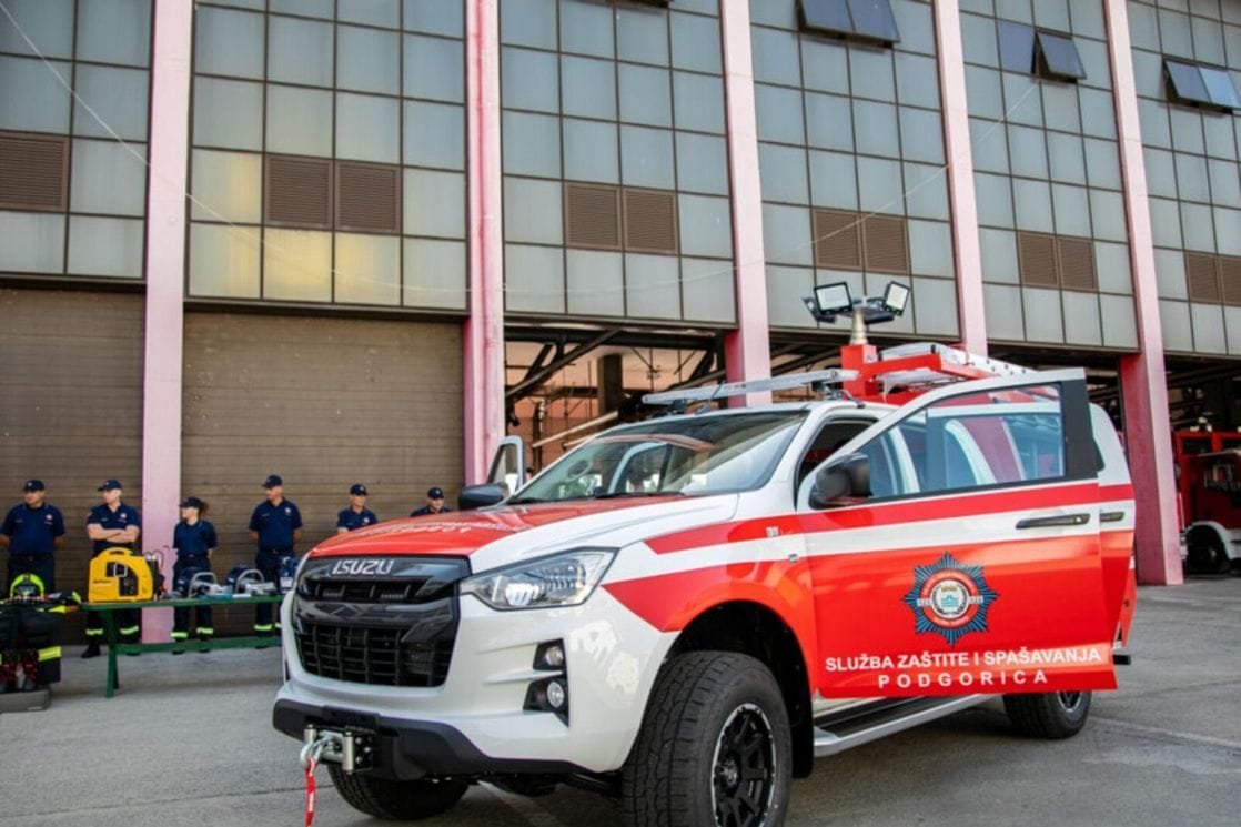 Požar kod Krivog mosta: Vatrogasci brzom intervencijom spasili objekte