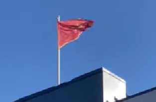 Čitaoci ukazuju: Pocijepana zastava na zgradi CNP-a