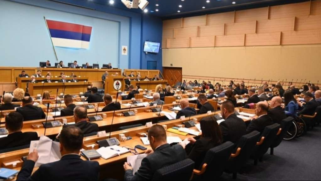 Skupština RS odlučila: Dodik ostaje predsjednik, referendum 25. oktobra, u pripremi rezolucija o osamostaljenju RS