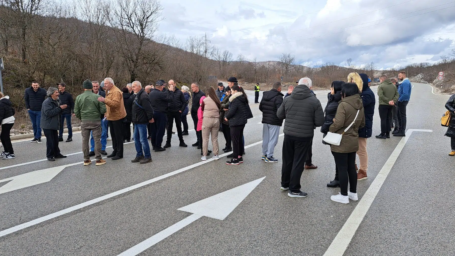 Mještani nekoliko nikšićkih sela blokirali put Nikšić-Vilusi, najavili radikalizaciju protesta