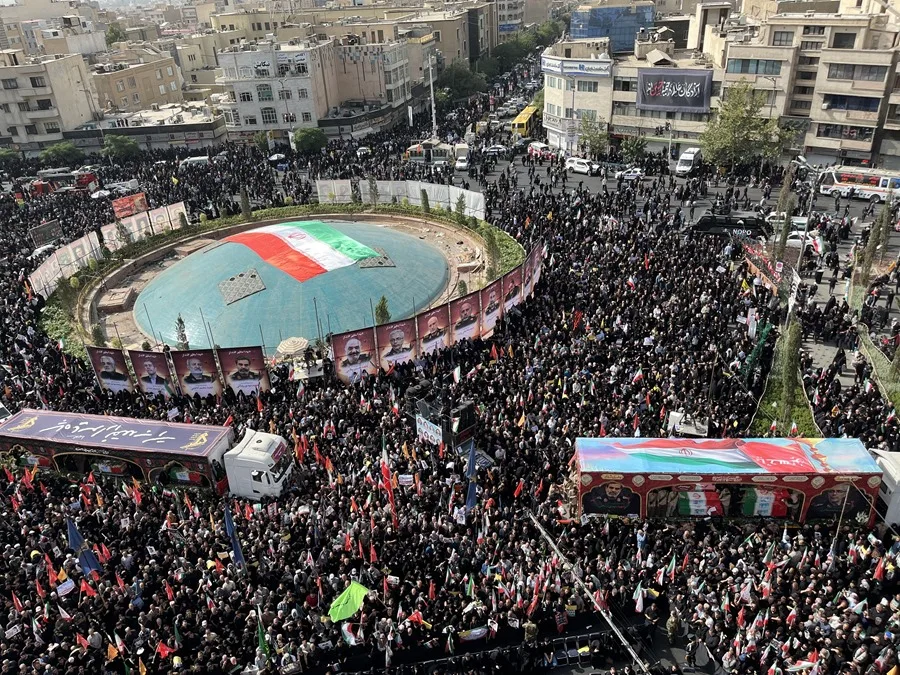 Iran: Stotine hiljada ljudi na sahrani vojnih lidera i nuklearnih naučnika stradalih u sukobu sa Izraelom
